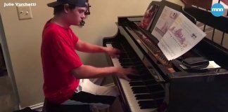 Entregador de pizza surpreende família com incrível performance de piano