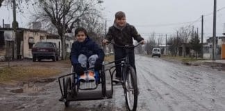 Menino pede bicicleta adaptada para poder andar com primo de cadeira de rodas