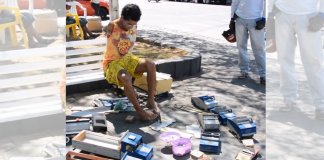 Homem sem braços constrói carros de brincar para viver