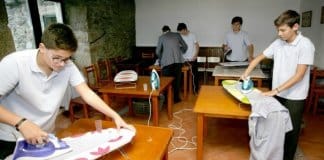 Escola espanhola ensina jovens a passar roupa a ferro, limpar e cozinhar