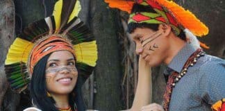 Jovens índios pataxó formam-se vestidos a rigor