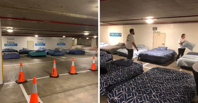 Estacionamento torna-se em refúgio seguro para sem-abrigos à noite