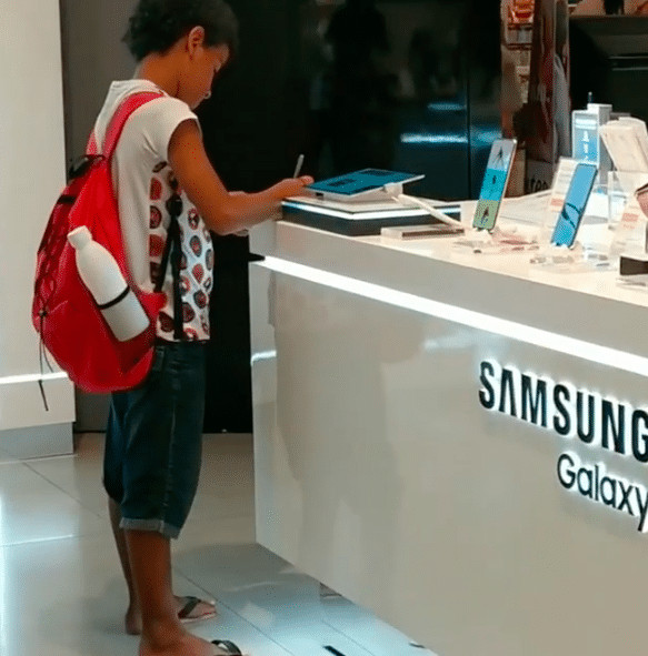 sabiaspalavras.com - Samsung oferece tablet a menino apanhado a estudar em loja de shopping