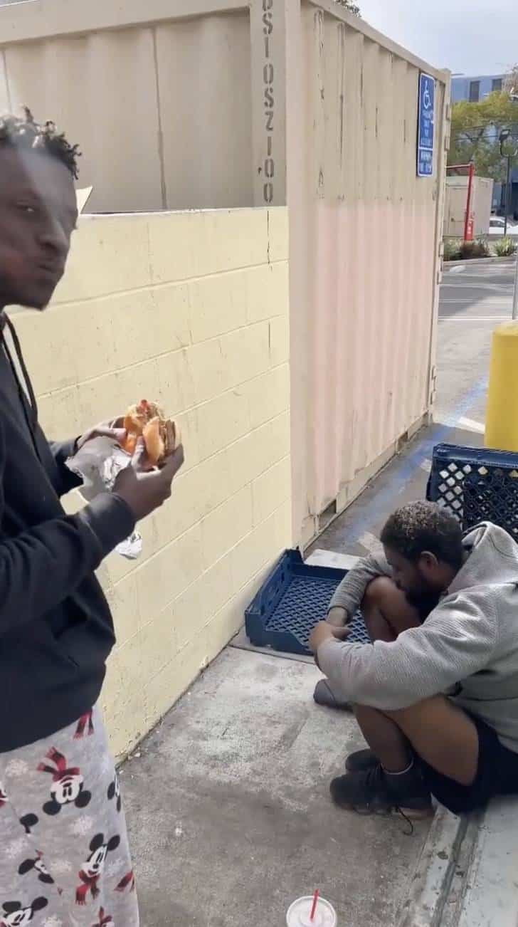 sabiaspalavras.com - Youtuber compra comida para morador de rua mas depois comeu tudo na frente dele: "Que desprezível"