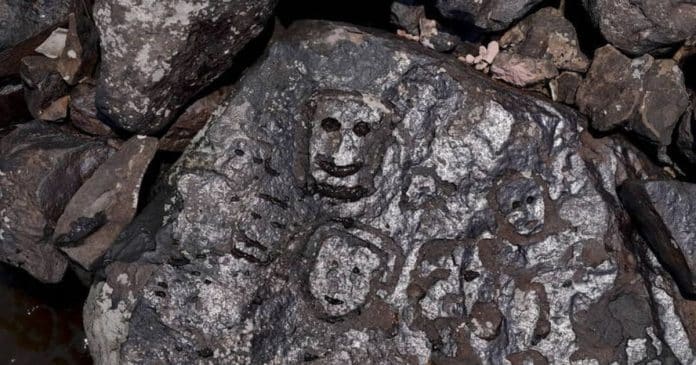 Seca extrema na Amazônia revela gravuras rupestres de 2.000 anos