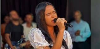 Cantora gospel de 18 anos, Aclécia Silva, morre após colisão entre ambulância e carreta