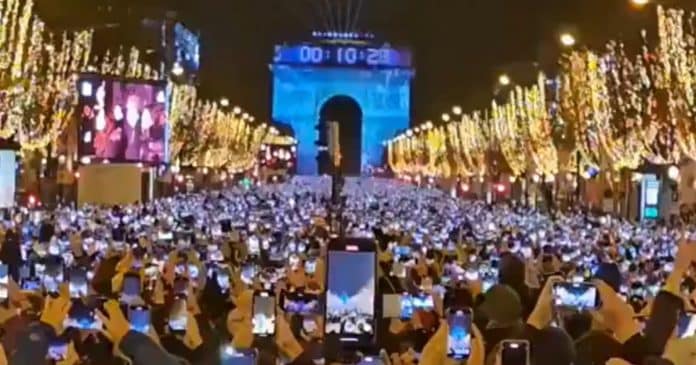 “Réveillon dos zumbis”: Vídeo em Paris vira alvo de críticas ao mostrar como multidão participou da festa