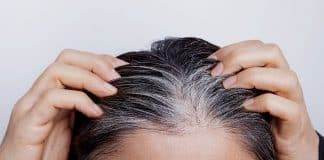 Mistura com 2 ingredientes promete ELIMINAR O CABELO BRANCO em 30 minutos sem tinta