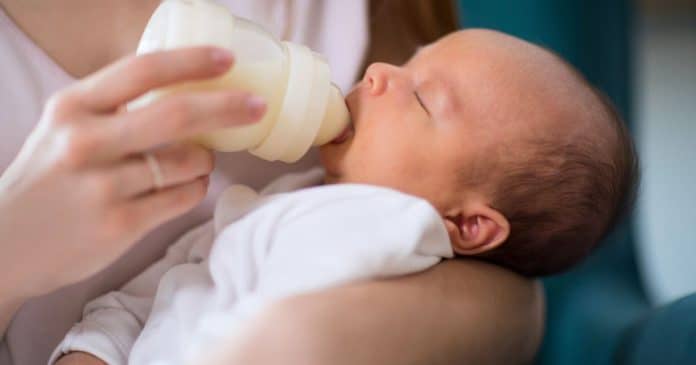 Bebê de quatro meses fica em coma após avó usar vinho para diluir leite em pó