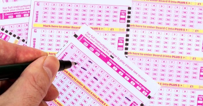 Homem ganha na loteria US$1,3 bilhão e é processado pela família por não cumprir promessas