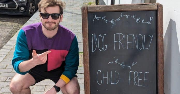 Proprietário de pub provoca debate com sua política ‘adequado para cães e livre de crianças’