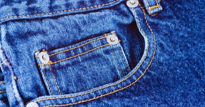 Este é o verdadeiro propósito do pequeno bolso na sua calça jeans