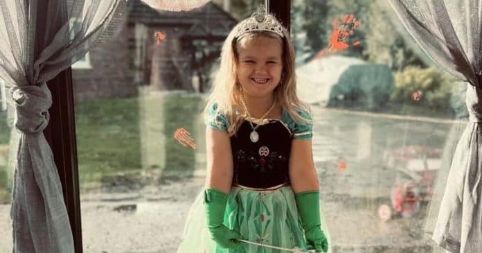 Menina de 5 anos caminha sozinha até sua escola, vestida de princesa, para dizer: “Mamãe não consegue acordar”