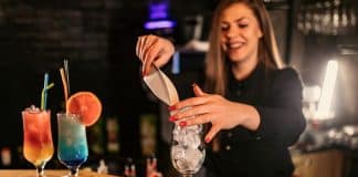 Bartenders revelam quais bebidas que você NUNCA DEVE PEDIR em um bar lotado