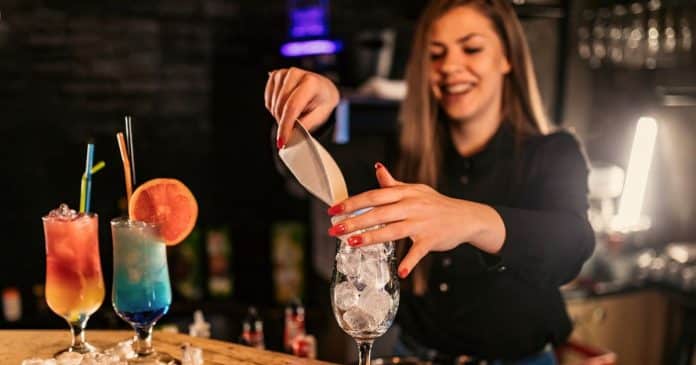 Bartenders revelam quais bebidas que você NUNCA DEVE PEDIR em um bar lotado