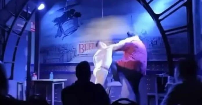 VÍDEO: Homem sobe ao palco e agride comediante após comentário sexual sobre seu bebê
