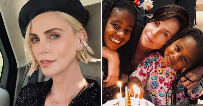 Charlize Theron rotula abertamente suas filhas de “babacas” afirmando que outros pais podem se identificar