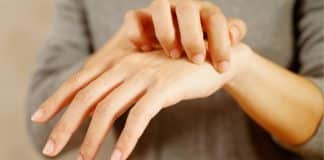 O que significa quando as mãos coçam? Descubra o significado espiritual disso