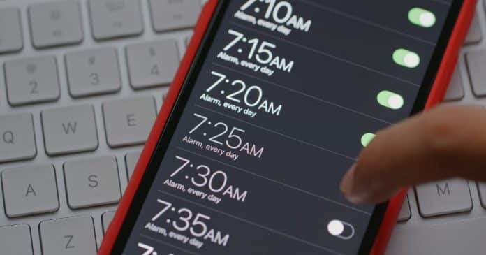 Enfermeira alerta: Programar vários alarmes pela manhã pode ser mais estressante do que você imagina