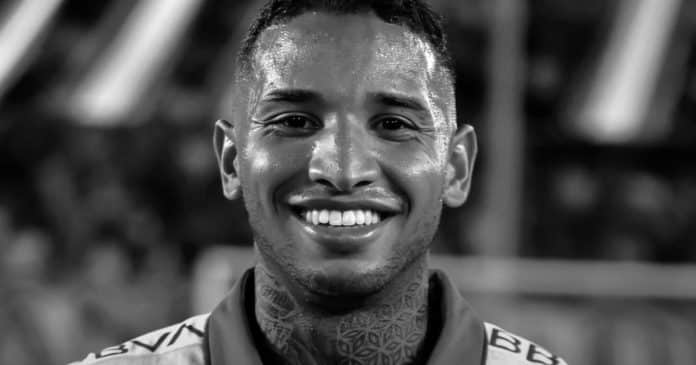 Juan Izquierdo, de 27 anos, tem morte confirmada; entenda condição que fez jogador uruguaio desmaiar em campo