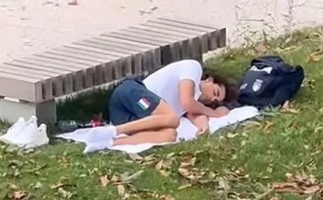 sabiaspalavras.com - Medalhista de ouro olímpico na natação dorme em um parque após reclamar das condições das acomodação dos atletas