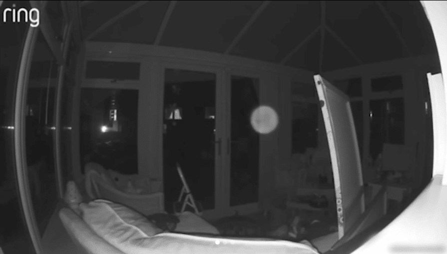 sabiaspalavras.com - 'Fantasma' é capturado em câmera de campainha com detalhes assustadores - enquanto um orbe misterioso flutua pela casa