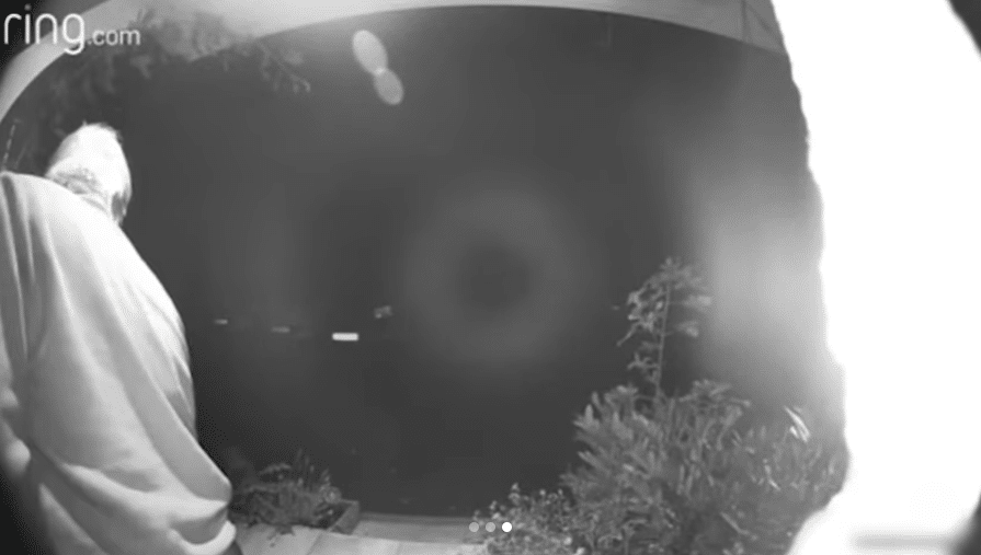 sabiaspalavras.com - 'Fantasma' é capturado em câmera de campainha com detalhes assustadores - enquanto um orbe misterioso flutua pela casa