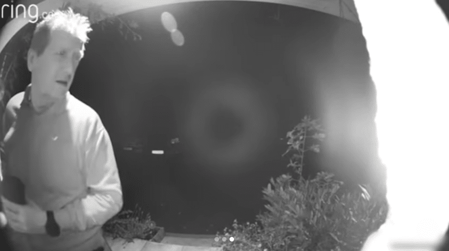 sabiaspalavras.com - 'Fantasma' é capturado em câmera de campainha com detalhes assustadores - enquanto um orbe misterioso flutua pela casa