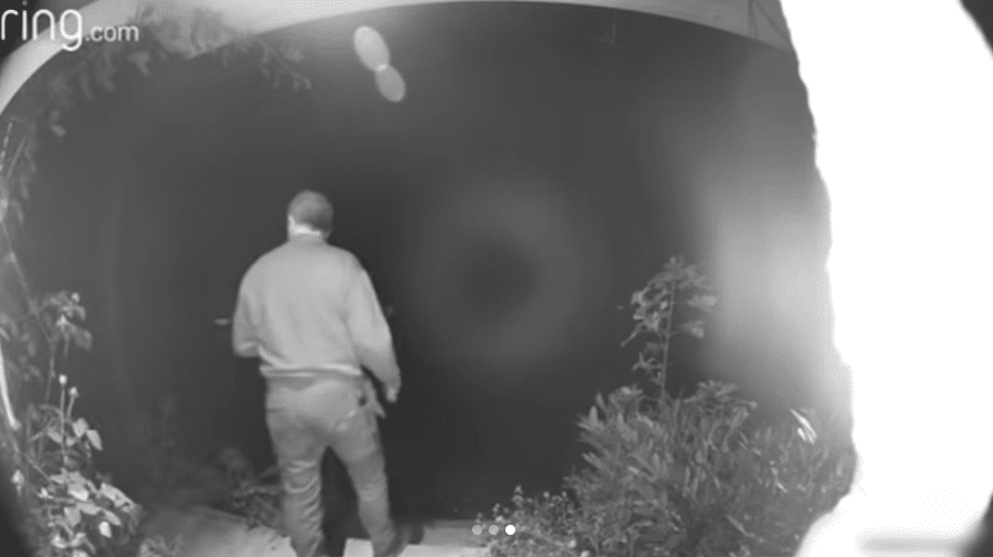 sabiaspalavras.com - 'Fantasma' é capturado em câmera de campainha com detalhes assustadores - enquanto um orbe misterioso flutua pela casa