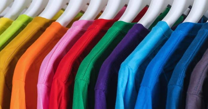 Quais são as cores de roupas que pessoas inseguras usam, segundo IA