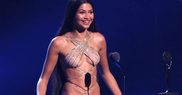 Zendaya chama a atenção com vestido “quase imperceptível” na cerimônia do Hall da Fama do Rock & Roll de Cher