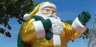 Em Balneário Camboriú, estátua de Papai Noel veste roupa dourada e saco verde gerando debates