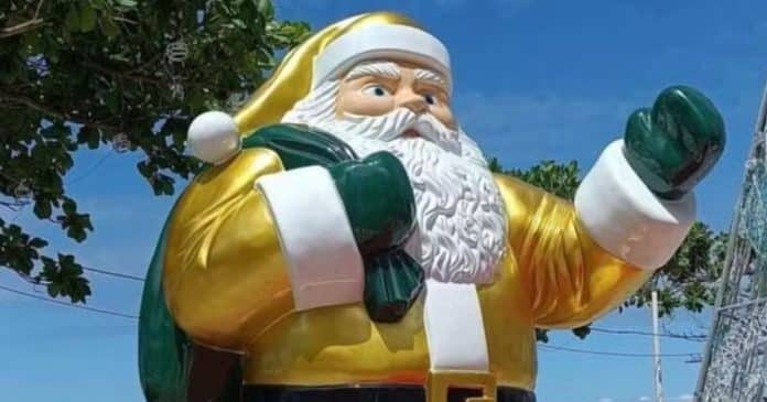 Em Balneário Camboriú, estátua de Papai Noel veste roupa dourada e saco verde gerando debates