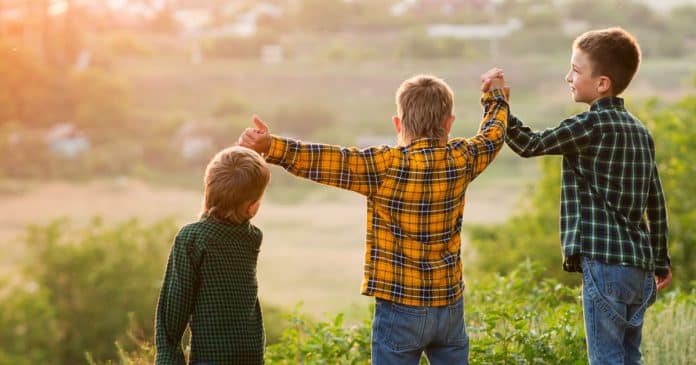 Estudo revela que filhos do meio são mais honestos e agradáveis: Entenda os resultados