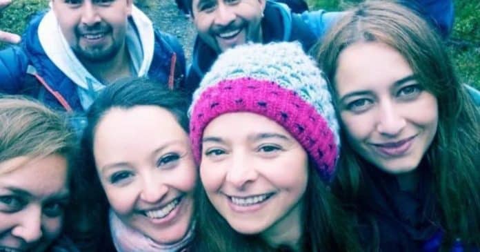 Foto de “seis amigos” em uma selfie juntos deixa pessoas assustadas após avistarem um sétimo rosto