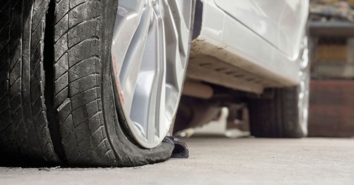 O ‘erro mortal’ que você comete ao furar um pneu do carro na estrada