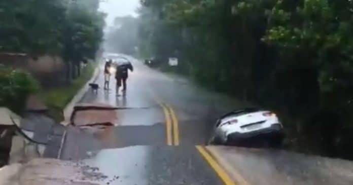 VÍDEO: Carro é engolido por cratera em Florianópolis durante chuvas intensas