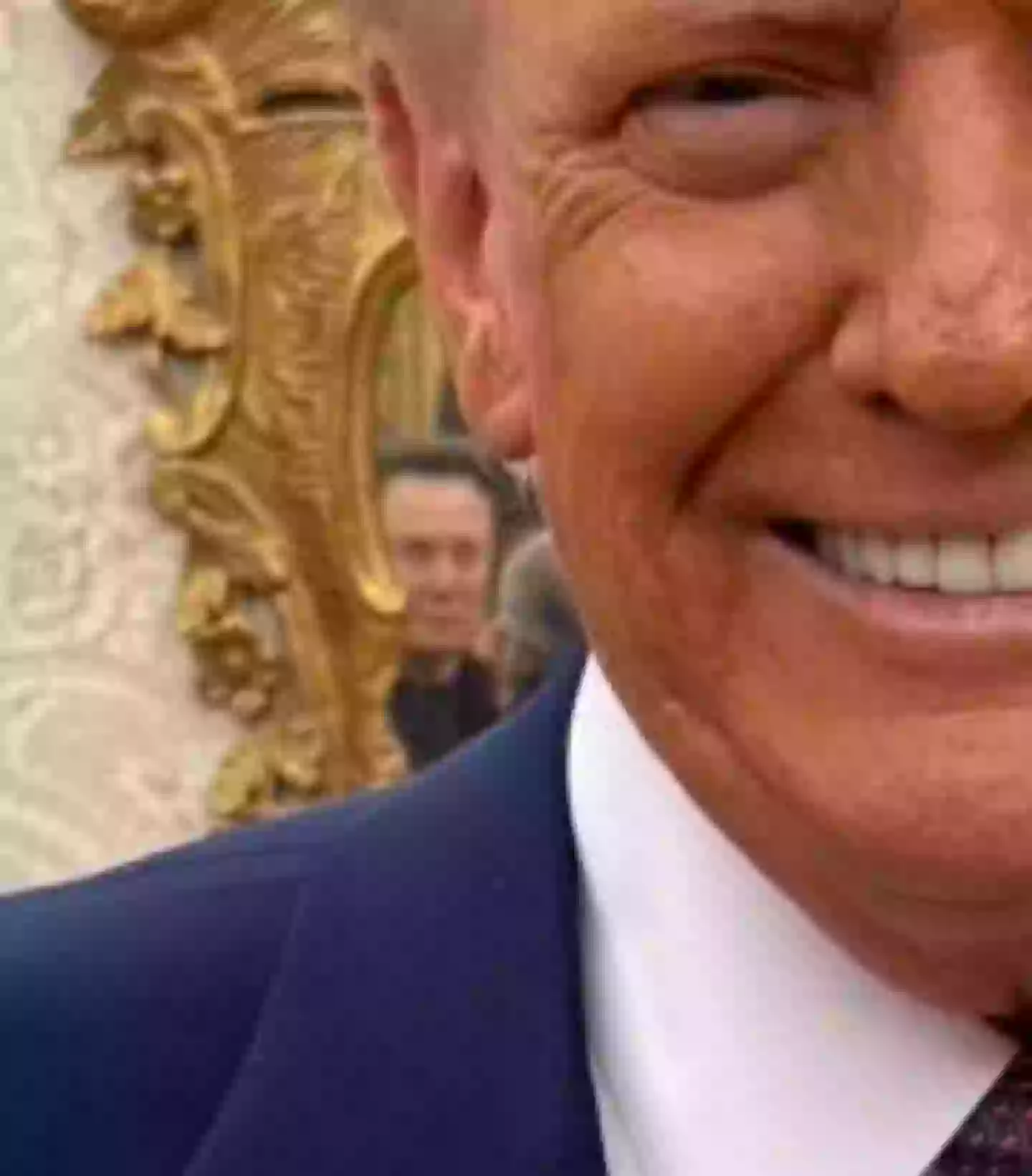 sabiaspalavras.com - Detalhe “sinistro” em foto de Donald Trump viraliza: "Pulei da cadeira quando vi!"