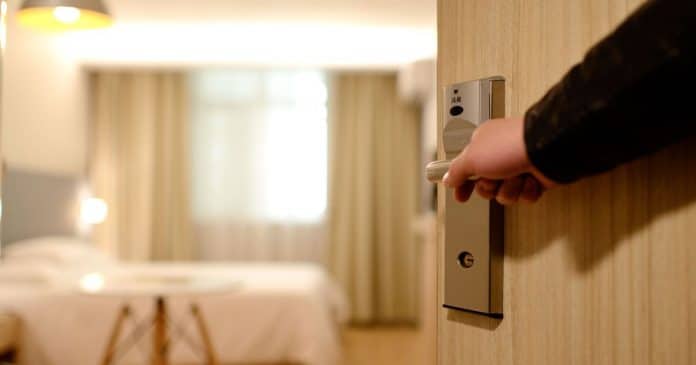 8 Coisas que você NUNCA deve fazer ao se hospedar em um hotel, segundo recepcionistas